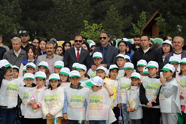 ‘Orman Benim’ kampanyası Demirci’de öğrenciler ve gençlerin katılımıyla gerçekleştirildi.