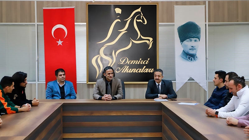Kaymakam Adem Kaya sportif organizasyonlarda görev alanlara Takdir ve Teşekkür Belgesi takdim etti.