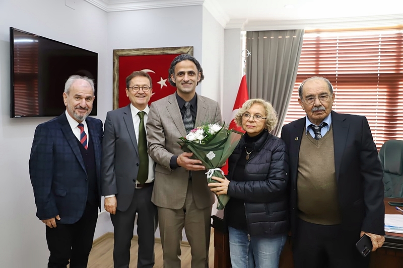 Demirci İlköğretmen Okulu Mezunları Derneğinden Kaymakam Adem Kaya'ya ziyaret