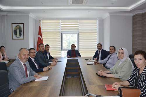 Demirci Tarım Ürünleri Merkezi Projesi ve Demirci Abdurrahman Şeref Bey İlkokulu binası restorasyon Projeleri hakkında toplantı yapıldı.